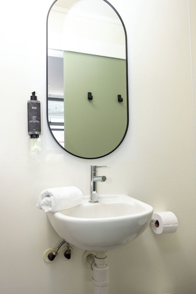 Haka House Rotorua King Room Ensuite 4
