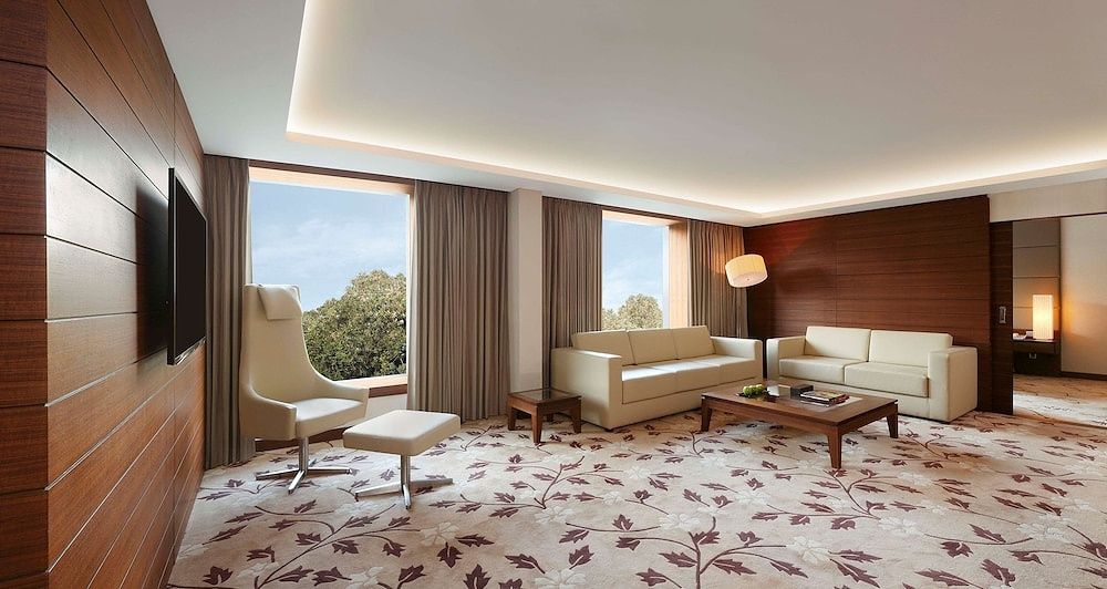 Two Bedroom Deluxe Suite with Separate Living and Dining area, Bathtub, Cocktail hours