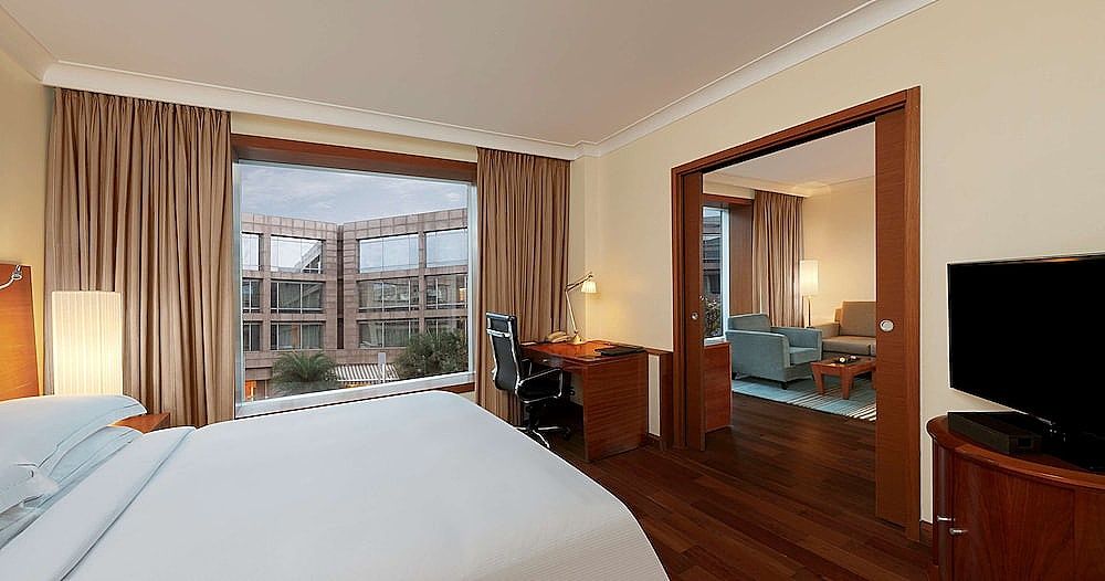 Two Bedroom Deluxe Suite with Separate Living and Dining area, Bathtub, Cocktail hours