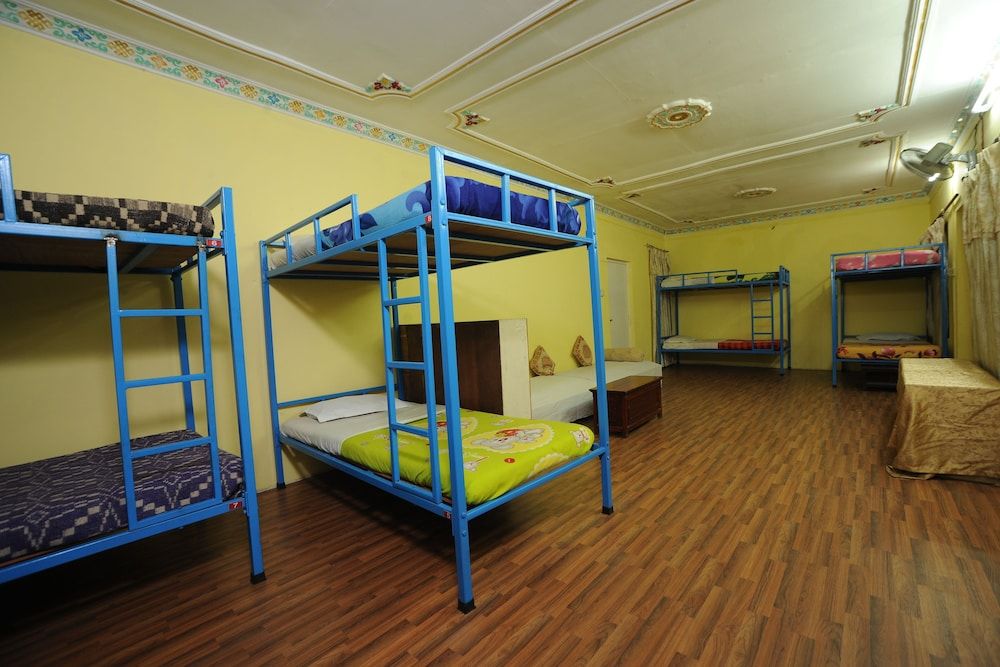 Gallery Room, Mixed Dorm, City View