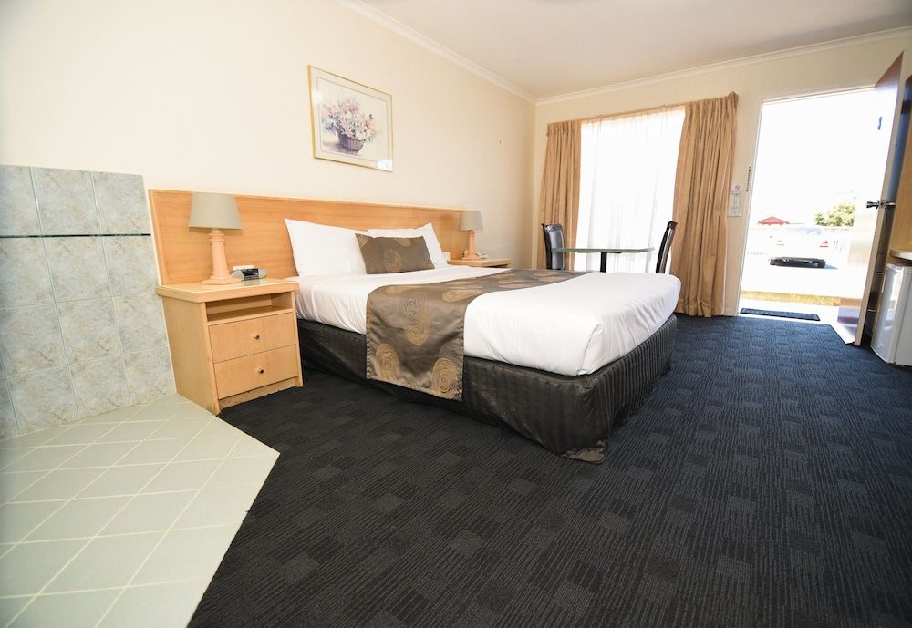 Sandown Heritage Motel Spa Room 2