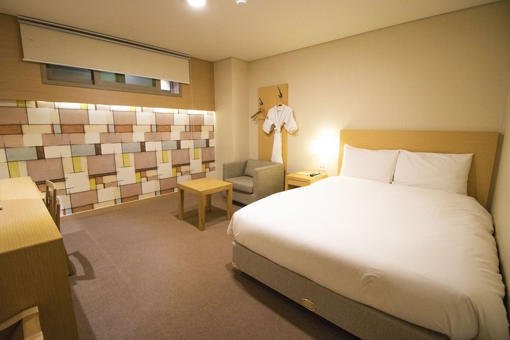 undefined Tower Hill Hotel 4