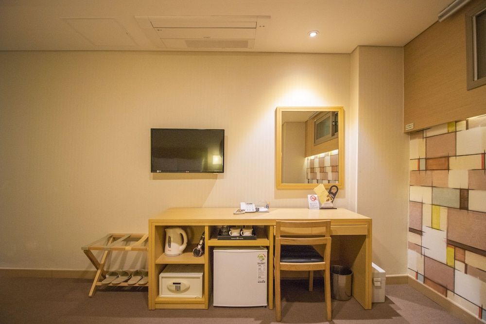 undefined Tower Hill Hotel 7