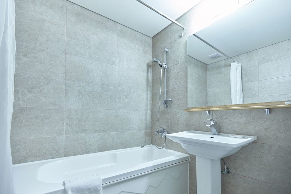 Tower Hill Hotel STANDARD DOUBLE CINEMA (No Window) 4