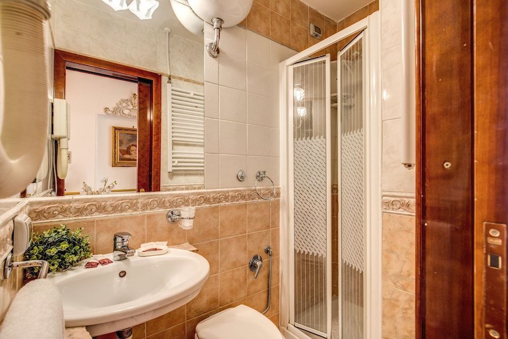 Virginia Hotel Standard Double Room 9