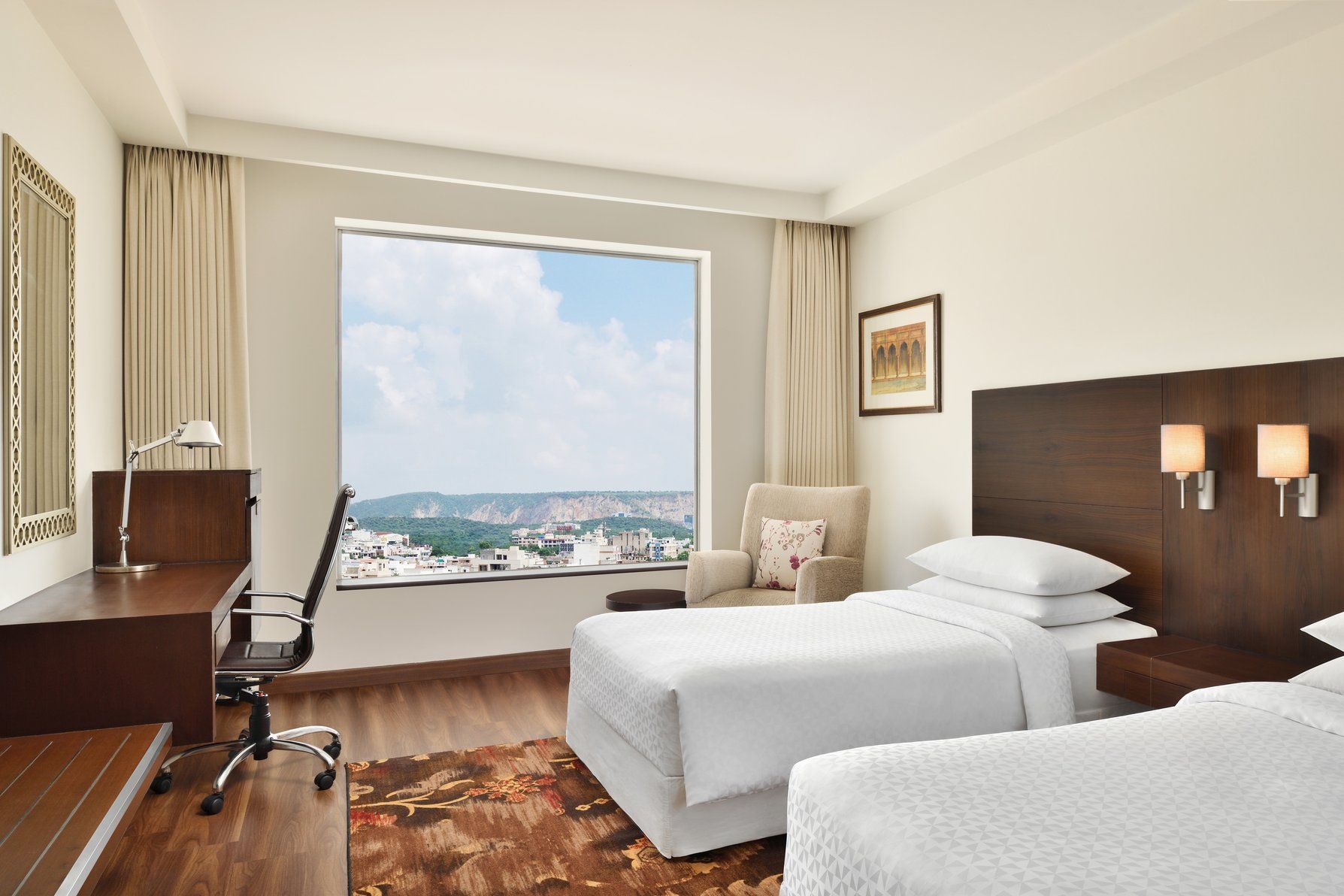 Twin/Twin Club City View Guest Room