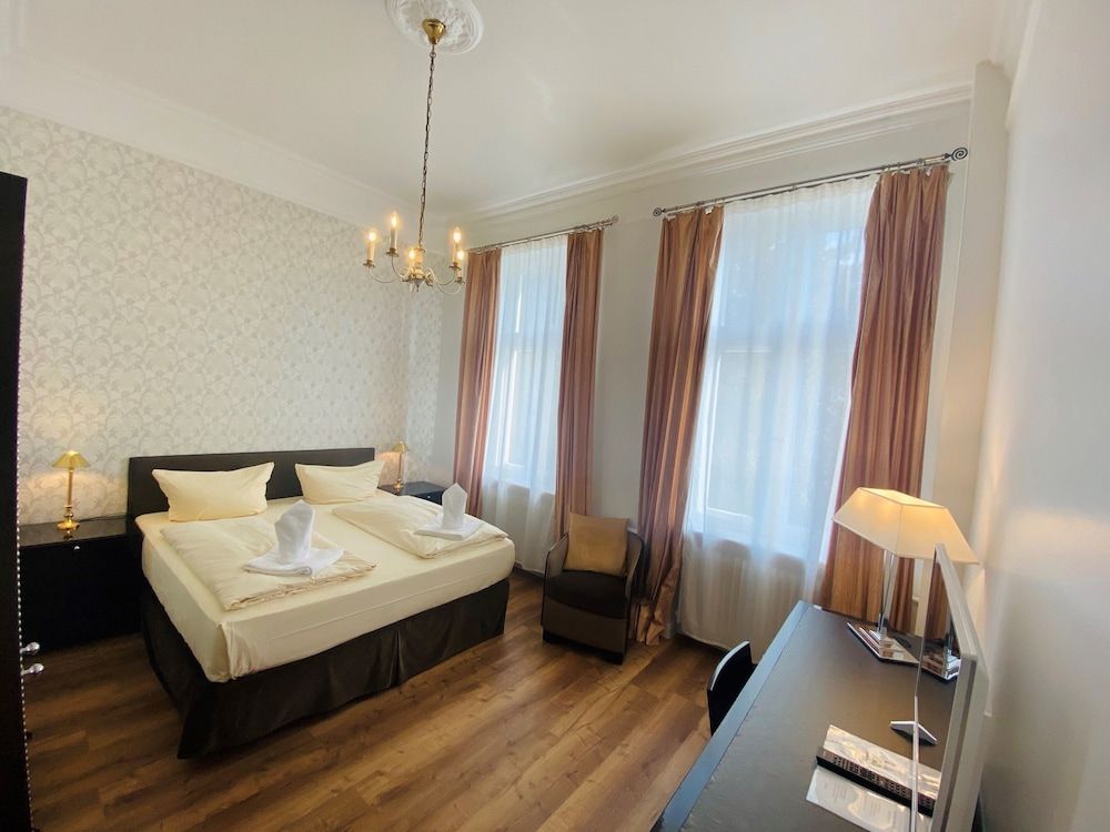 Hotel Kaiserhof DELUXE Standard Double Room 11