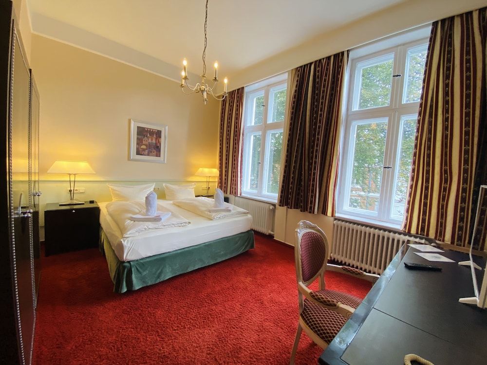 Hotel Kaiserhof DELUXE Standard Double Room 4