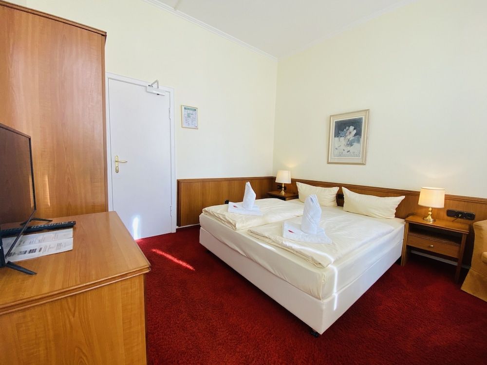 Hotel Kaiserhof DELUXE Standard Double Room 3