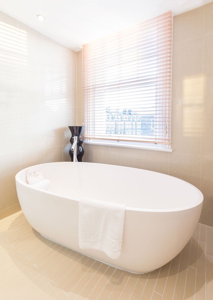 Deep Soaking Bathtub