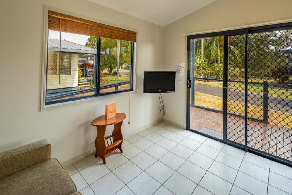 Ingenia Holidays Hervey Bay Superior Cabin (1 Bedroom) 2