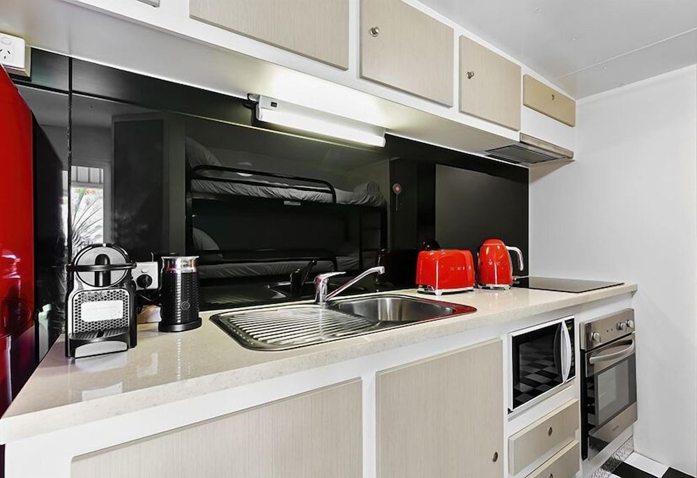 Ingenia Holidays Hervey Bay Retro Bel Air Caravan (Shared Toilet) 4