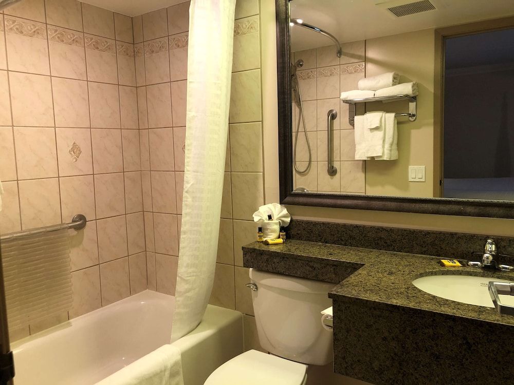 Best Western Plus Cobourg Inn & Convention Centre Standard Room, 1 King Bed, Non Smoking, Hot Tub (Oversized Room;with Sofabed) 6