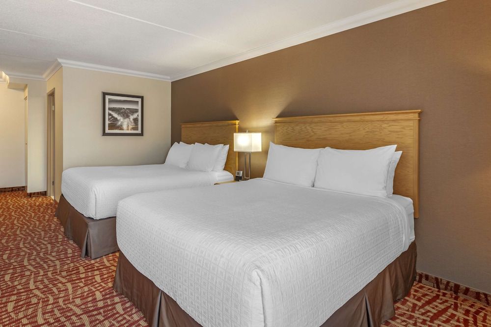 Best Western Plus Cobourg Inn & Convention Centre Standard Room, 2 Queen Beds, Non Smoking 4
