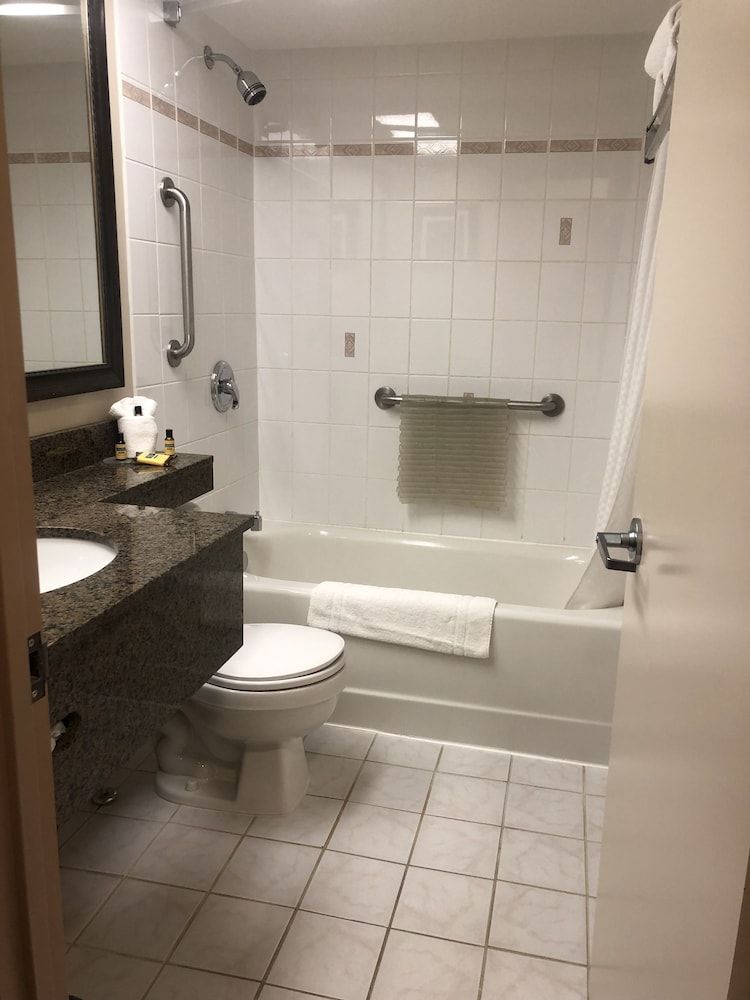 Best Western Plus Cobourg Inn & Convention Centre Standard Room, 2 Queen Beds, Non Smoking 8