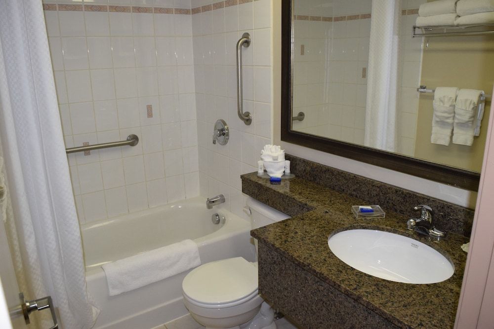 Best Western Plus Cobourg Inn & Convention Centre Standard Room, 2 Queen Beds, Non Smoking 7