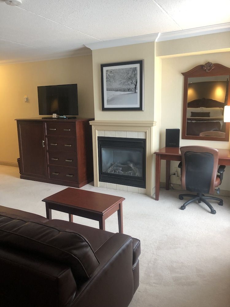 Best Western Plus Cobourg Inn & Convention Centre Standard Room, 1 King Bed, Non Smoking, Hot Tub (Oversized Room;with Sofabed) 8
