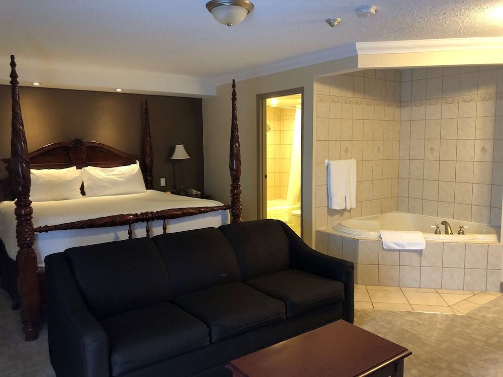 Best Western Plus Cobourg Inn & Convention Centre Standard Room, 1 King Bed, Non Smoking, Hot Tub (Oversized Room;with Sofabed) 4