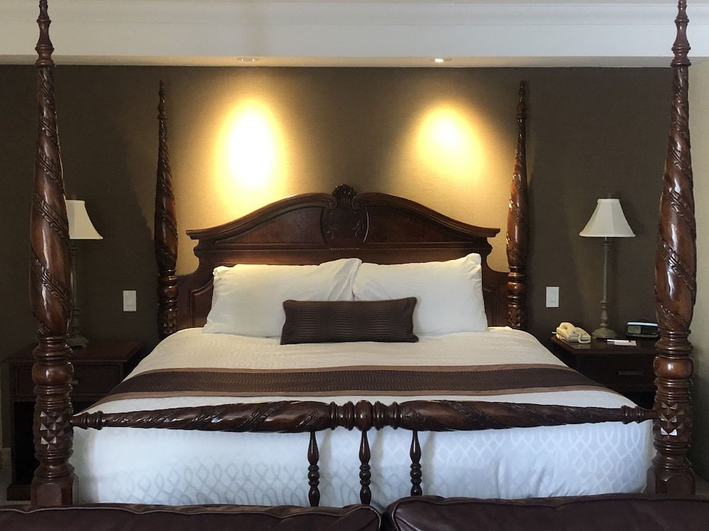 Best Western Plus Cobourg Inn & Convention Centre Standard Room, 1 King Bed, Non Smoking, Hot Tub (Oversized Room;with Sofabed)