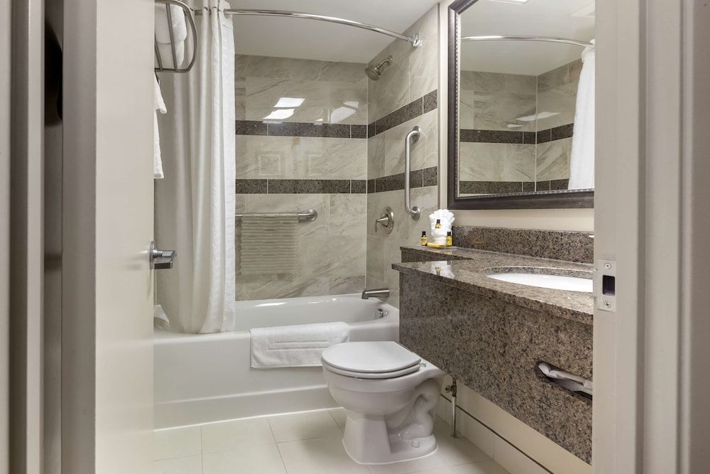 Best Western Plus Cobourg Inn & Convention Centre Standard Room, 1 King Bed, Non Smoking, Hot Tub (Oversized Room;with Sofabed) 7