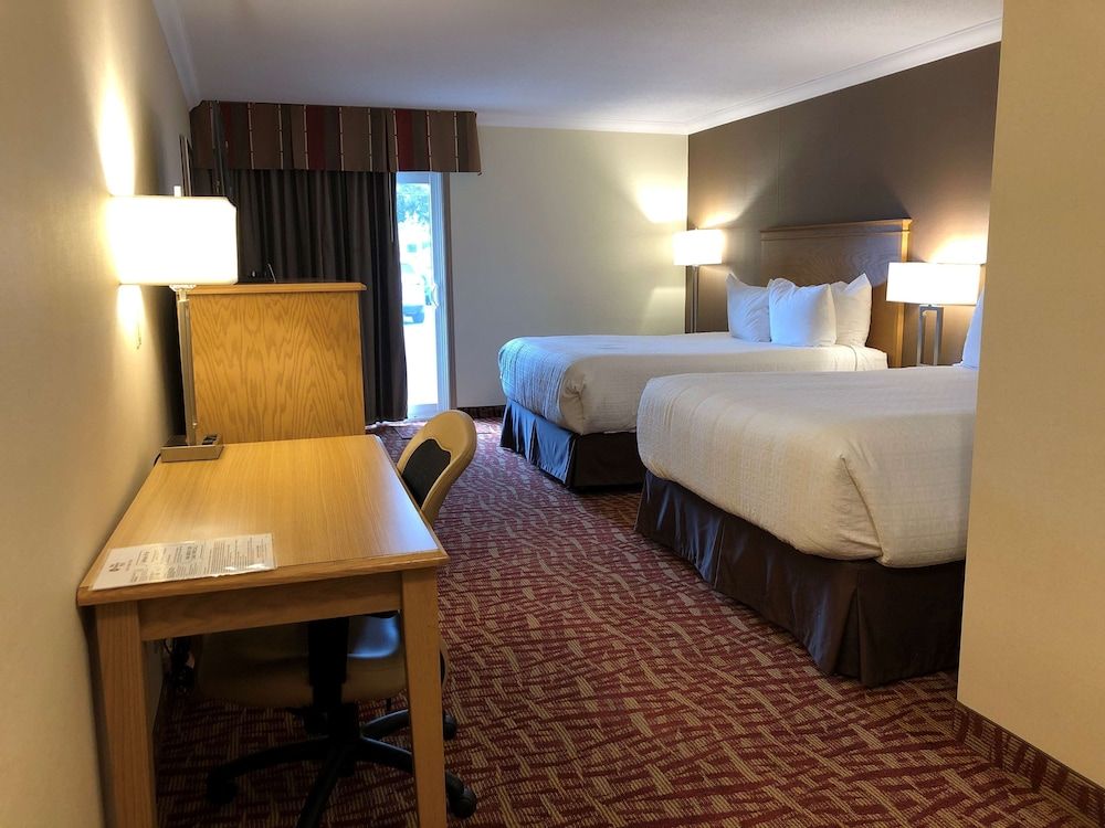 Best Western Plus Cobourg Inn & Convention Centre Standard Room, 2 Queen Beds, Non Smoking 3