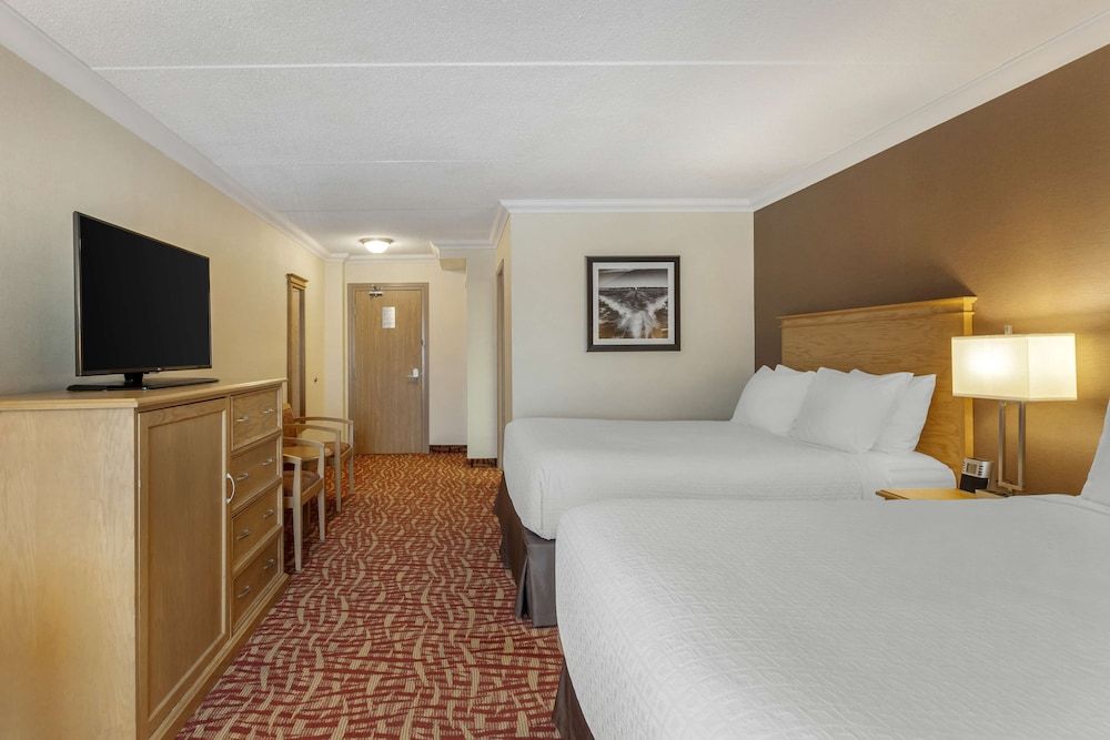 Best Western Plus Cobourg Inn & Convention Centre Standard Room, 2 Queen Beds, Non Smoking 5