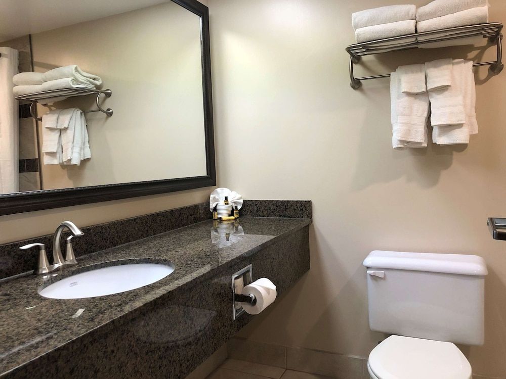Best Western Plus Cobourg Inn & Convention Centre Standard Room, 2 Queen Beds, Non Smoking 9