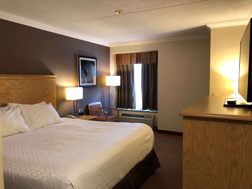 Best Western Plus Cobourg Inn & Convention Centre Standard Room, 1 King Bed, Non Smoking 2