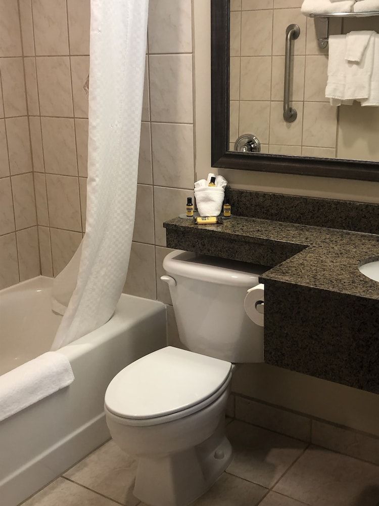 Best Western Plus Cobourg Inn & Convention Centre Standard Room, 1 King Bed, Non Smoking, Hot Tub (Oversized Room;with Sofabed) 5