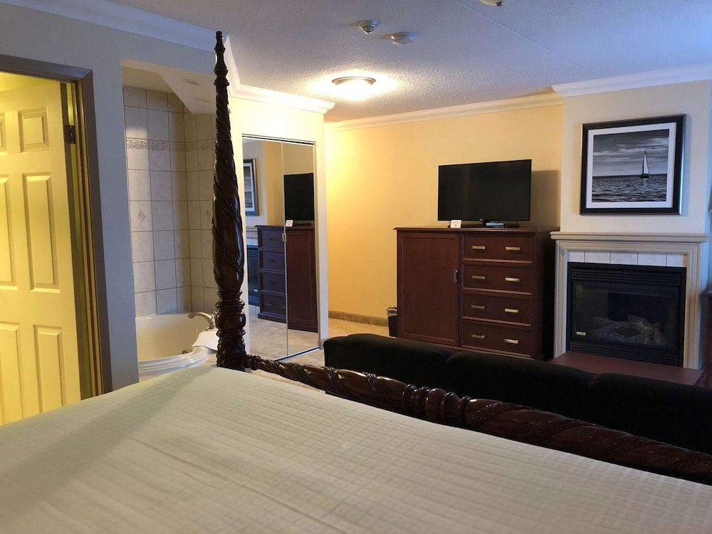 Best Western Plus Cobourg Inn & Convention Centre Standard Room, 1 King Bed, Non Smoking, Hot Tub (Oversized Room;with Sofabed) 3