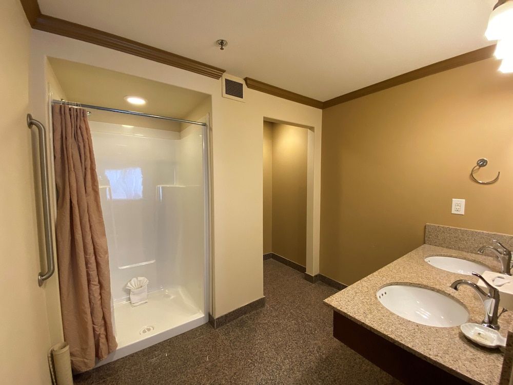 Camrose Resort & Casino Family Suite, 2 Queen Beds, 1 King Bed, Non Smoking, Refrigerator & Microwave - Pets Not Allowed 4