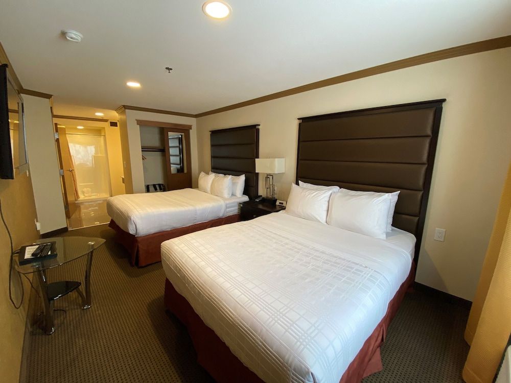 Camrose Resort & Casino Family Suite, 2 Queen Beds, 1 King Bed, Non Smoking, Refrigerator & Microwave - Pets Not Allowed 2
