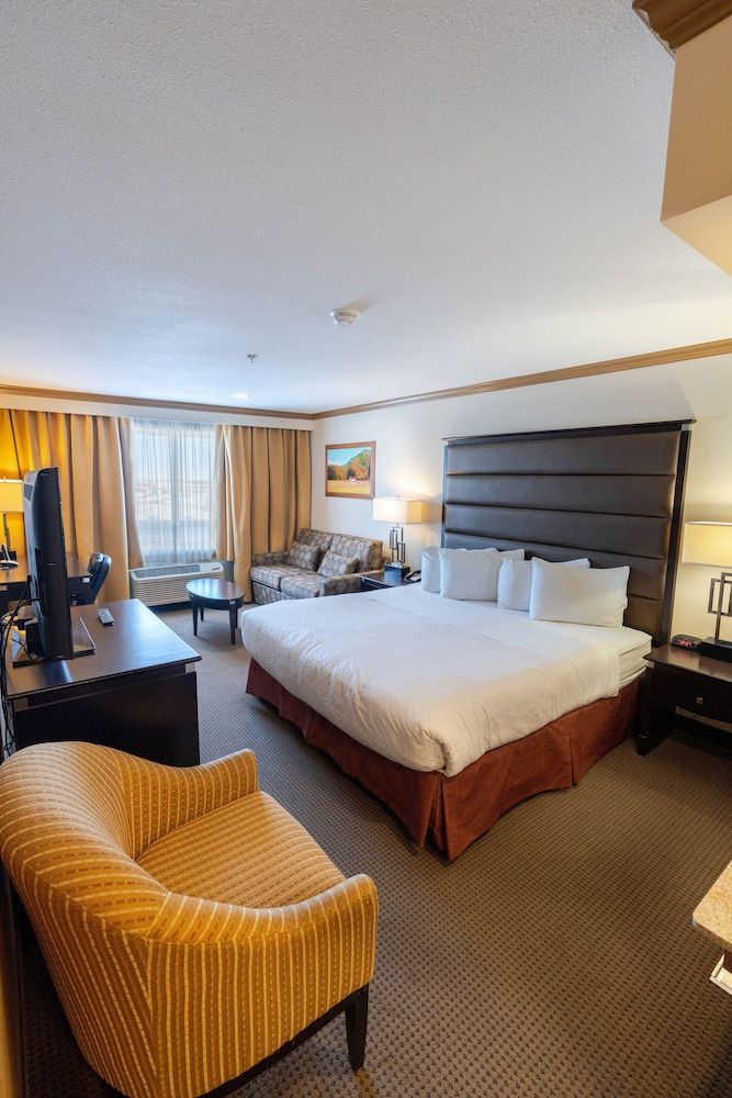 Camrose Resort & Casino Family Suite, 2 Queen Beds, 1 King Bed, Non Smoking, Refrigerator & Microwave - Pets Not Allowed 3