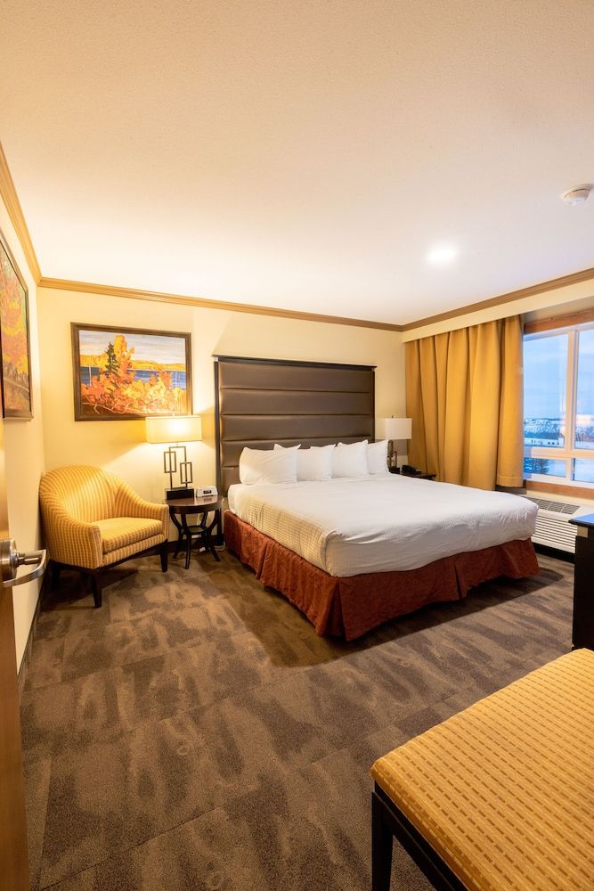 Camrose Resort & Casino Suite,1 King Bed with Sofa bed, Non Smoking, Kitchenette, Refrigerator, Microwave - Pets Not Allowed 2