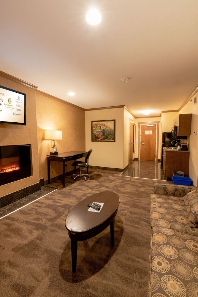 Camrose Resort & Casino Suite,1 King Bed with Sofa bed, Non Smoking, Kitchenette, Refrigerator, Microwave - Pets Not Allowed 7
