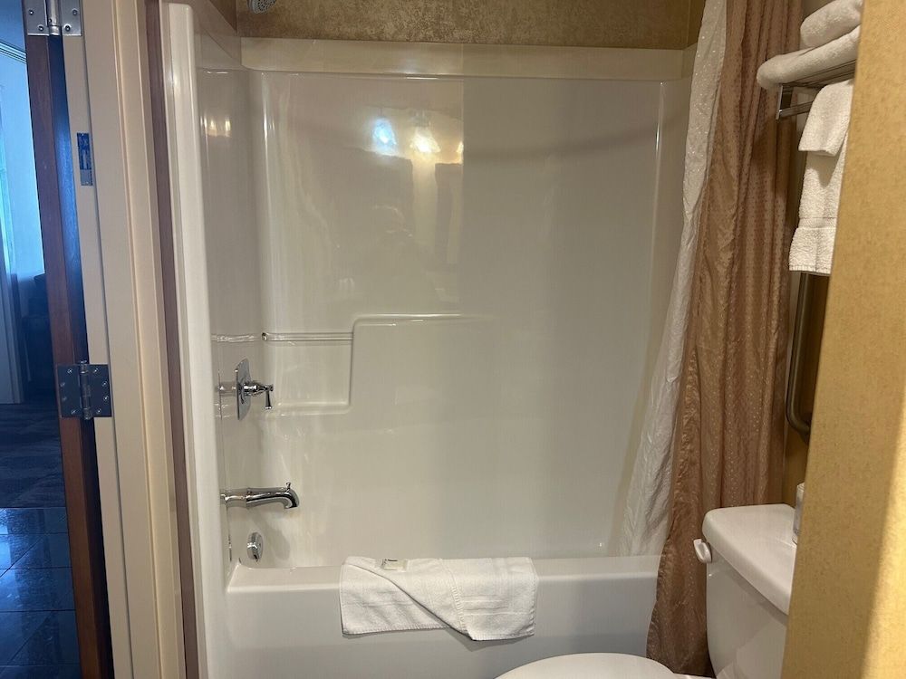 Camrose Resort & Casino Suite,1 King Bed with Sofa bed, Non Smoking, Kitchenette, Refrigerator, Microwave - Pets Not Allowed 4