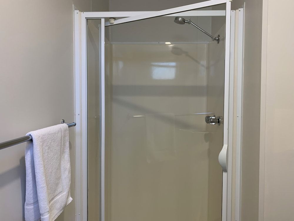 Riverview Tourist Park Motel Cabin 6