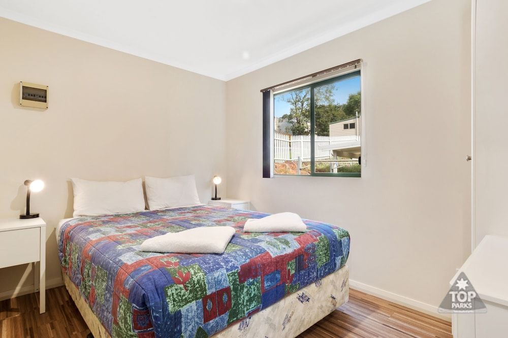 Riverview Tourist Park Chalet, 2 Bedrooms 2