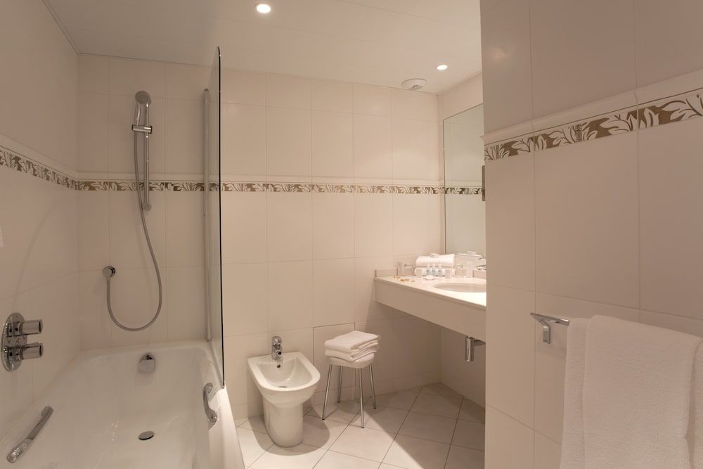 Atlantic Hotel Deluxe Room (Bedding Configuration Not Guaranteed) 10