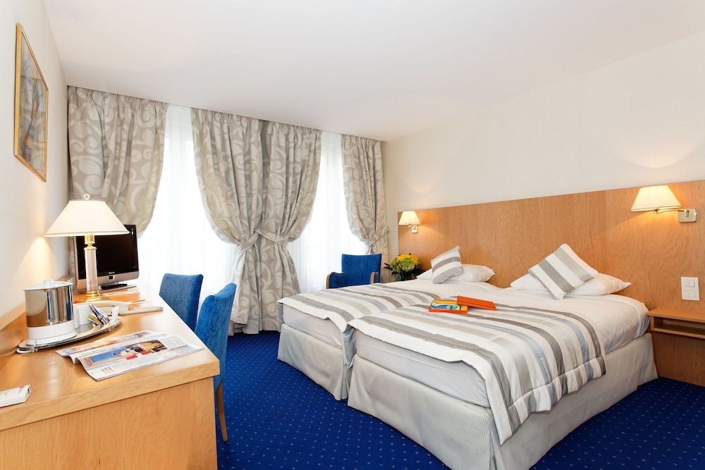 Atlantic Hotel Deluxe Room (Bedding Configuration Not Guaranteed) 4