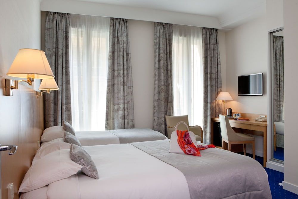 Atlantic Hotel Deluxe Room (Bedding Configuration Not Guaranteed) 6