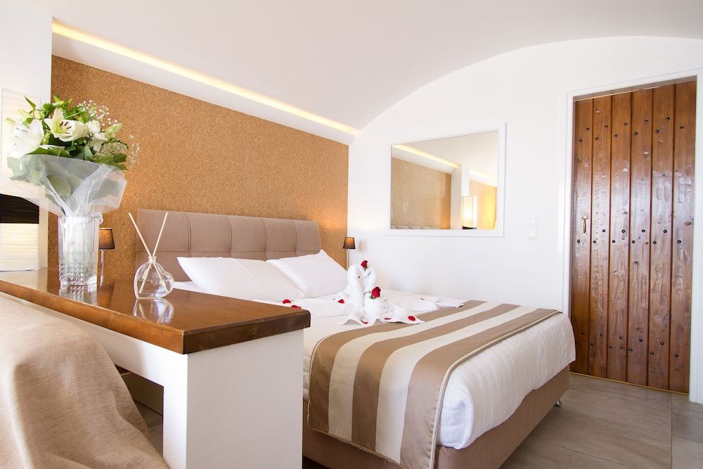 Galaxy Suites & Villas Honeymoon Suite, Hot Tub, Sea View 5