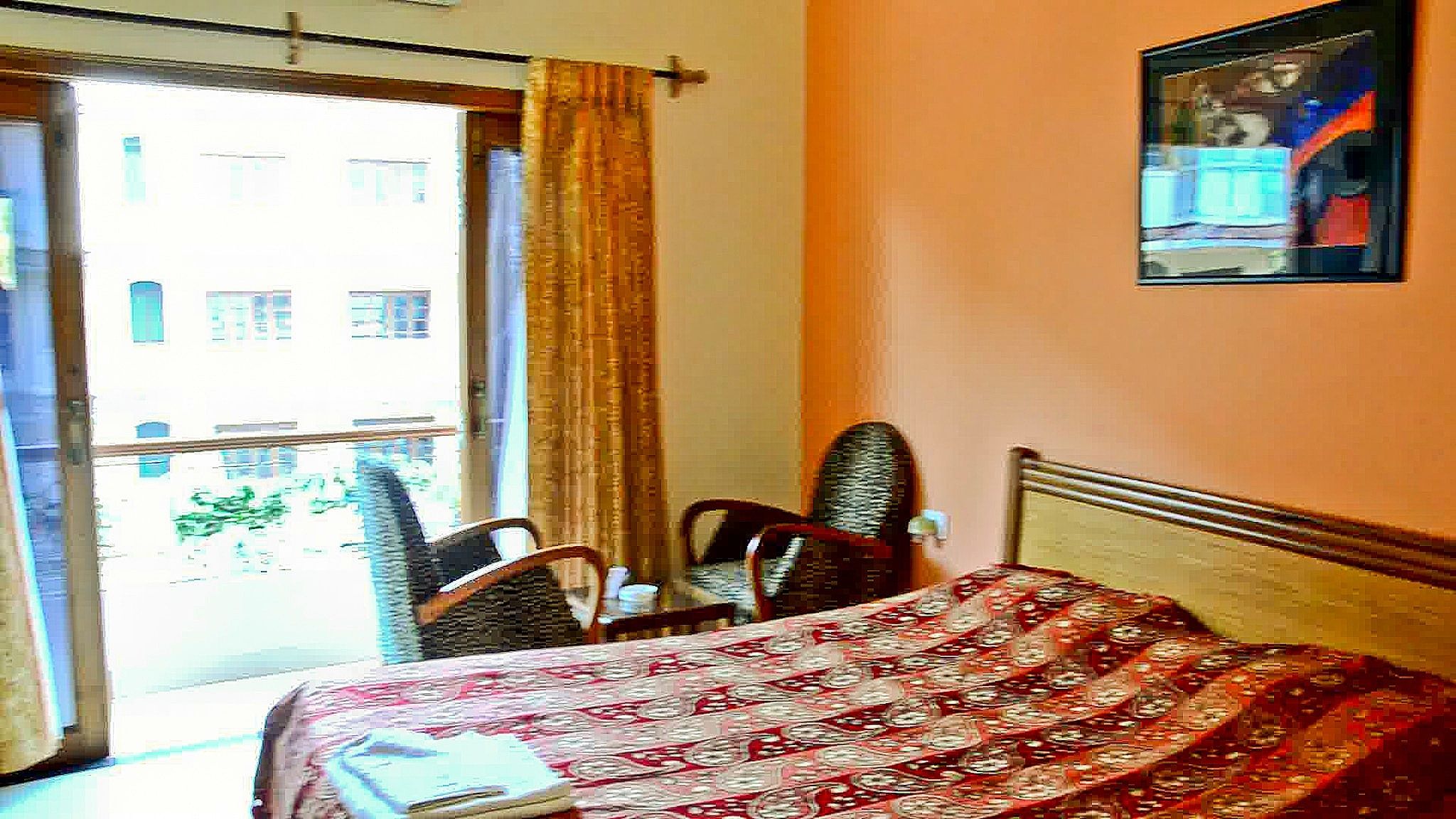 Renzo's Inn AC Elegance Room