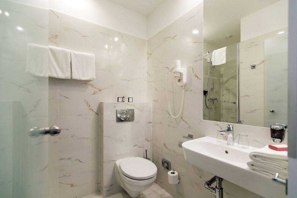 Roombach Hotel Budapest Center Standard Twin Room 7