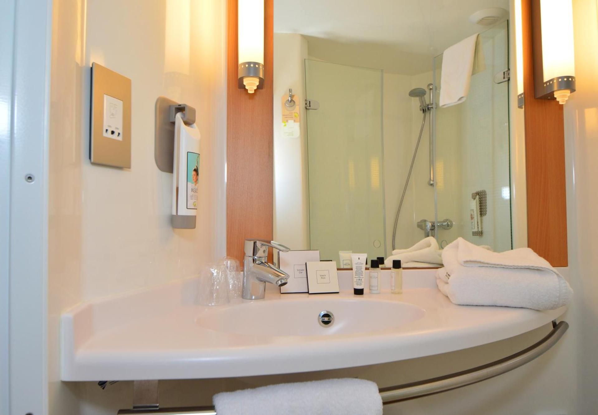 Accessible Standard Twin With 2 Single Beds