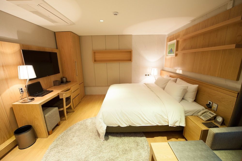 Hotel Rian Standard Double Room (Bigger than most in Seoul) 7