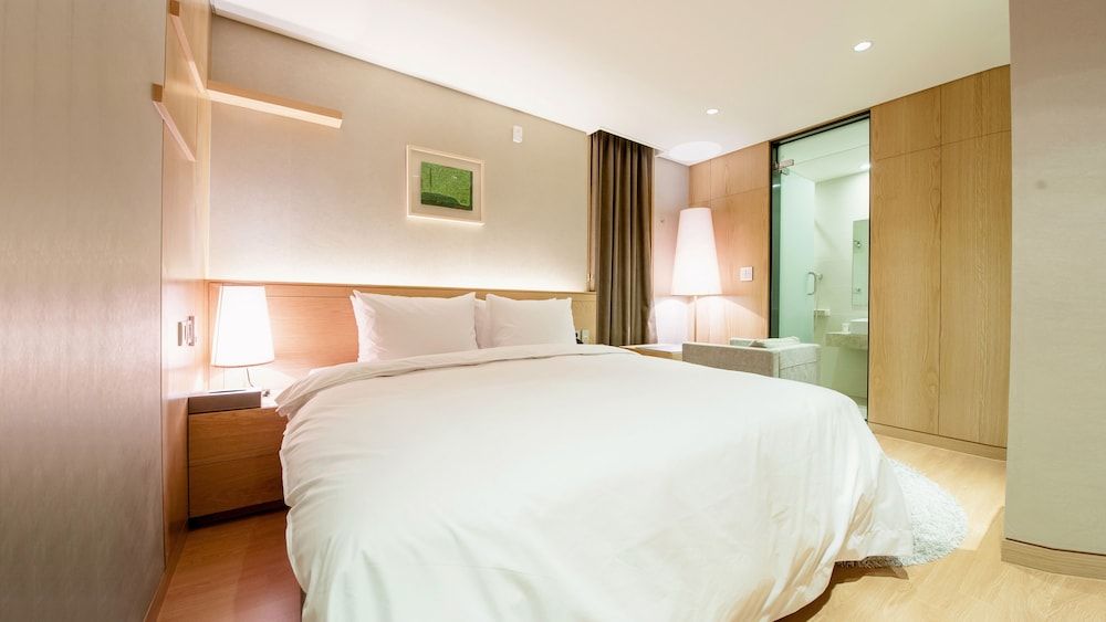 Hotel Rian Standard Double Room (Bigger than most in Seoul) 6