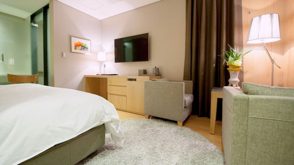 Hotel Rian Standard Double Room (Bigger than most in Seoul) 4