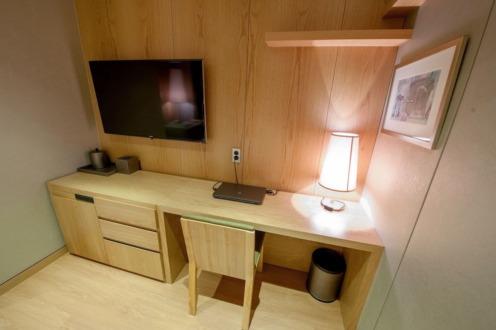 Hotel Rian Standard Double Room (Bigger than most in Seoul) 16