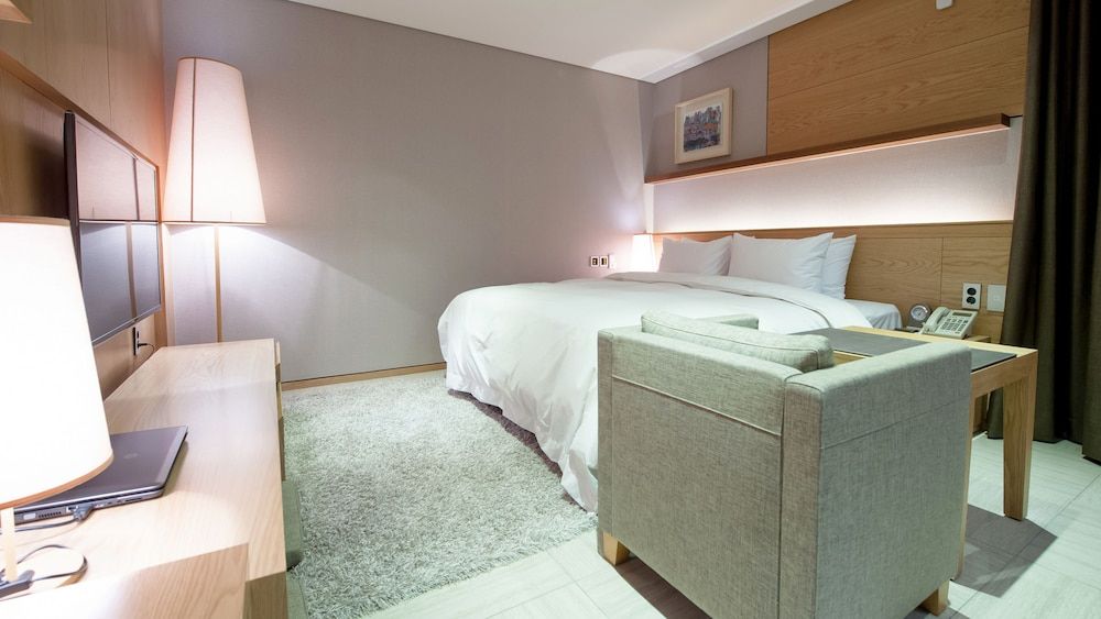 Hotel Rian Standard Double Room (Bigger than most in Seoul) 2